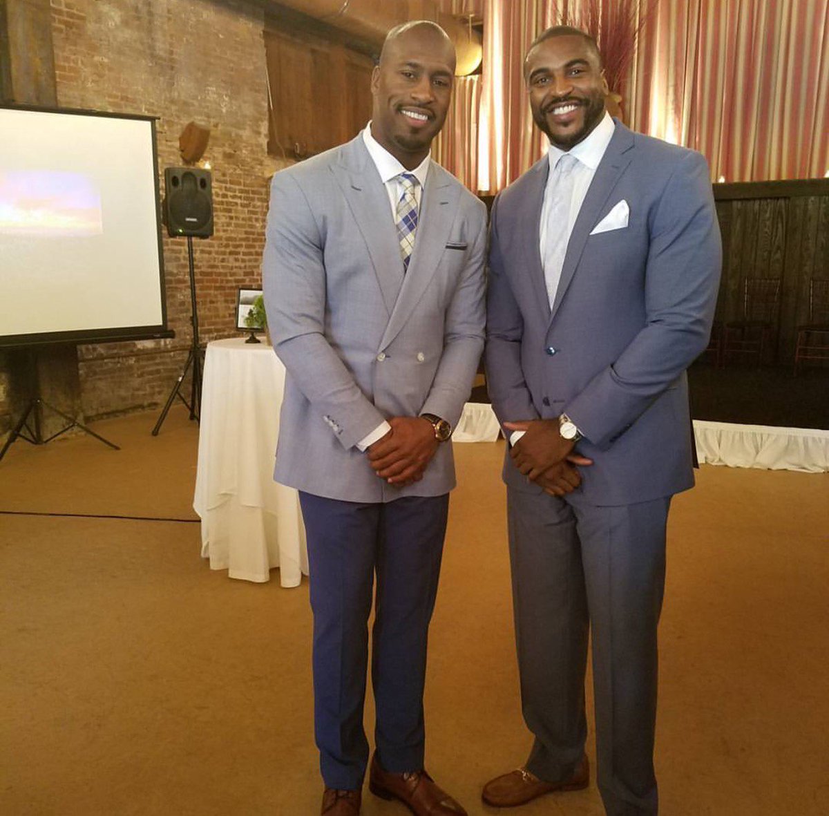EleveeLifestyle's tweet photo. SPOTTED: @Redskins tight end @VernonDavis85 looking handsome in an #EleveeCustom suit designed by @samijenks23! https://t.co/3y7igh2EG8