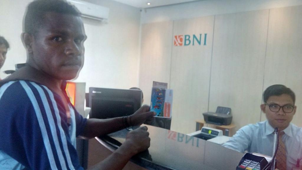 Dason Gire dari SMAN 1 SENTANI, Kab. Jayapura, sedang mencairkan dana PIPnya.