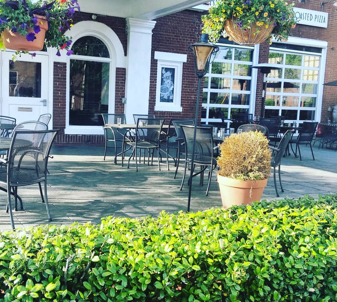 EatAtFrys's tweet photo. Doors are open! Come in tonight until 10p. Try our new pies! New decor &amp; good vibes at #FrysSpringStation! #cville https://t.co/vaEtODjvdB