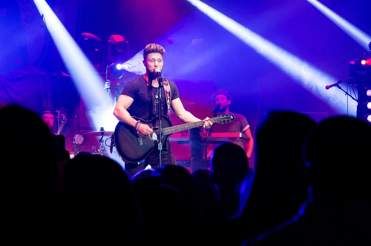 Peavey's tweet photo. Peavey artist Chris Lane (@iamchrislane ) with his #CompositeAcoustics GX Carbon Burst! #FIX #SoundIsOurStrength https://t.co/nqNJ7aNAun