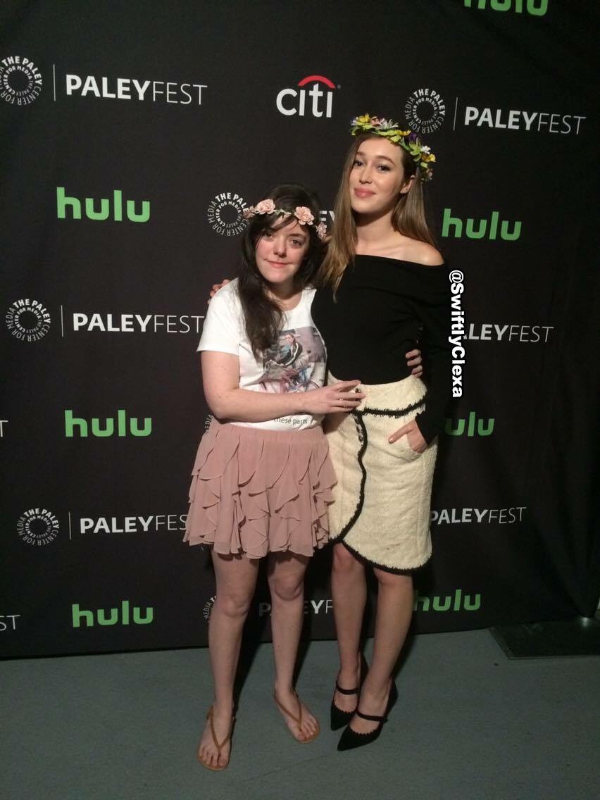 SwiftlyClexa's tweet photo. That time I went to Paleyfest &amp; I was brought back stage to meet @DebnamCarey Thank you @GunnerGale for taking these https://t.co/2Gs5tfiHDn