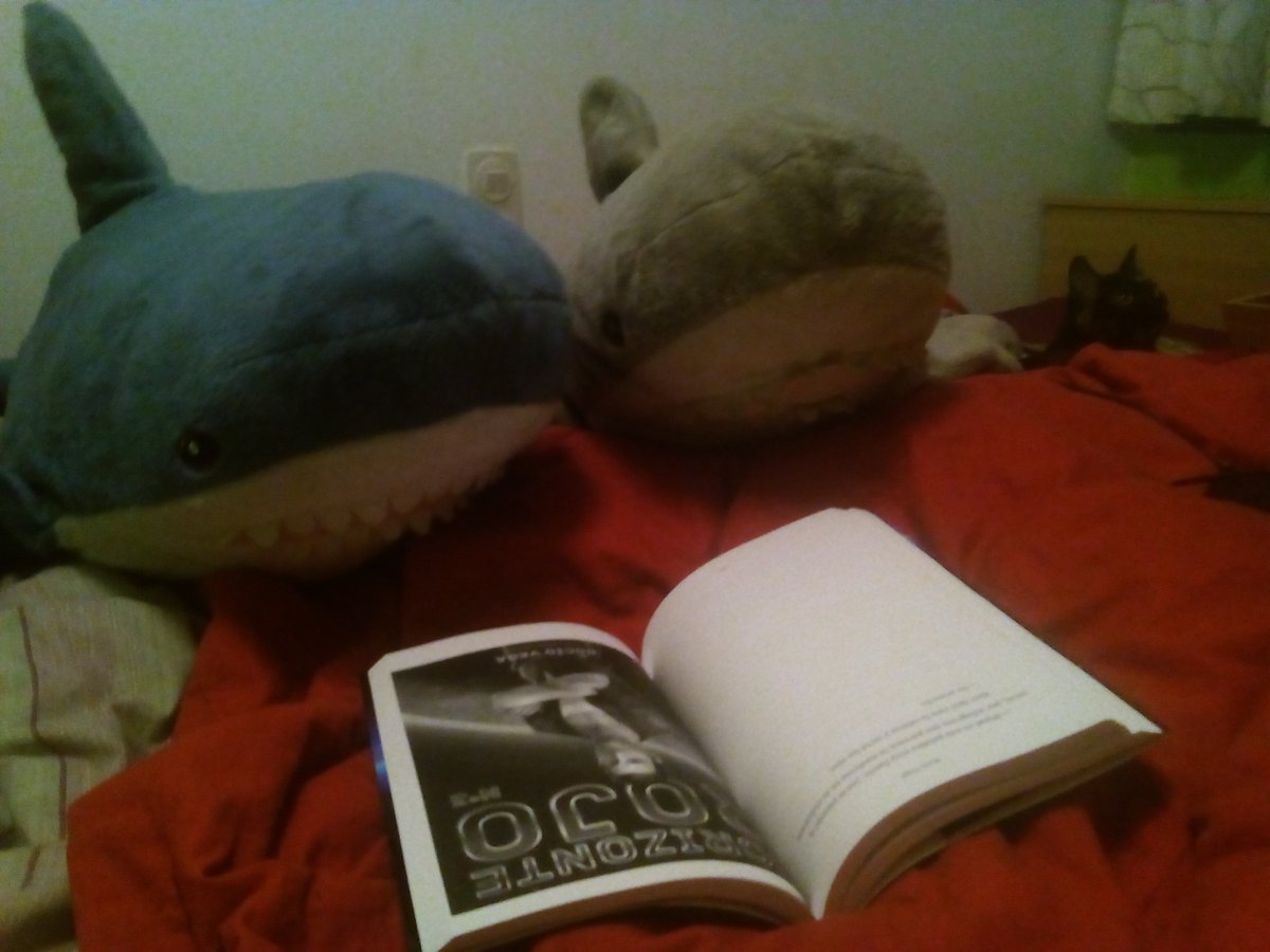 Leyendo Horizonte Rojo en la cama <a href="/rovegah/">Rocío Vega @rovegah@mastorol.es</a> <a href="/sraprez/">Sra. Perez</a> #hrkboom