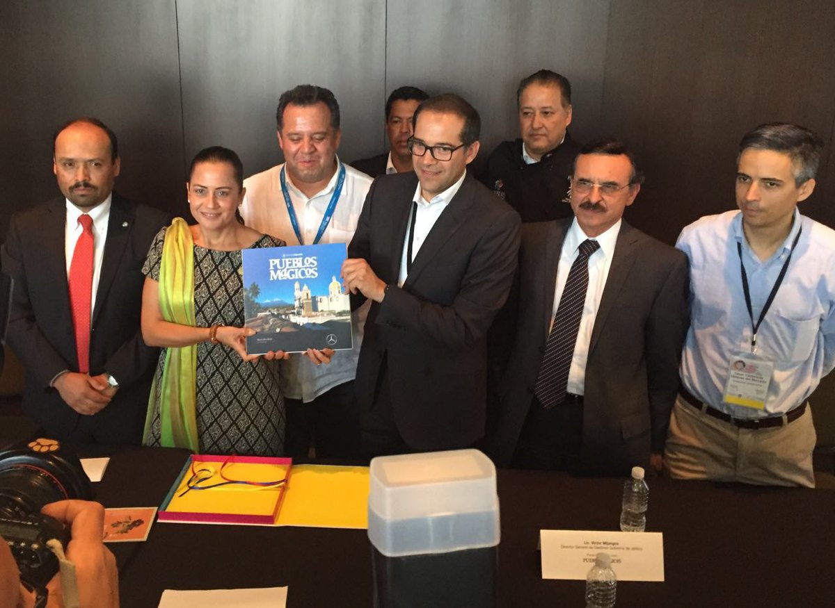 nachoperaltacol's tweet photo. Gran distinción elección de Comala #Colima como portada libro "Pueblos Mágicos"
#TianguisTuristico
#PueblosMagicos https://t.co/BKuhBRGBTZ