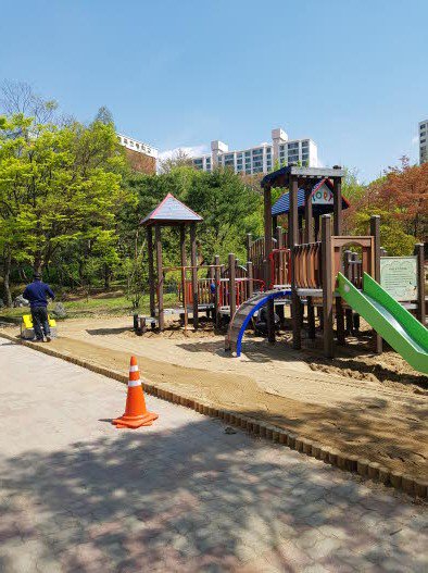 #성남시 분당구 근린공원내 어린이놀이터를 찾는 어린이들이 건강하고 즐겁게 놀 수 있게 놀이시설 소독완료 했습니다. 많이 찾아주세요~^^