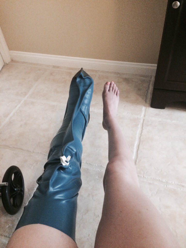 dasgutch's tweet photo. This is what I have to do before every shower 😂😅😭 #drypro #castprotector https://t.co/7r3lRPL1Sn