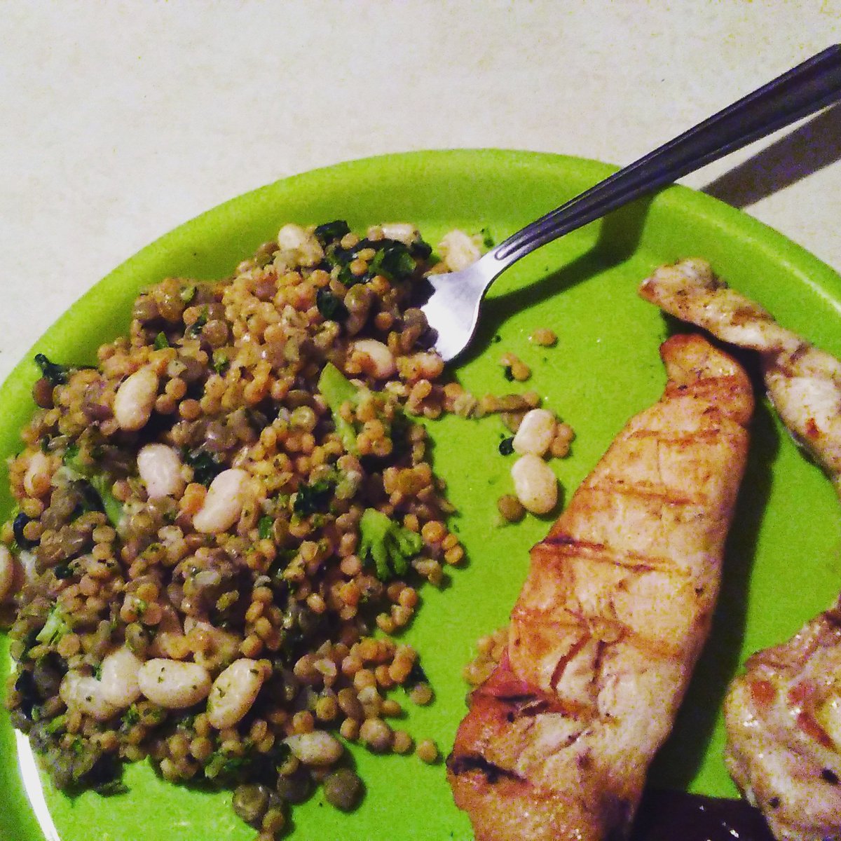 Rayfarley1's tweet photo. #postbackshred meal. Grilled chicken , protein bean/veggie mix. #fuel #powercouple #fitness @Karbar01 loves it #yum https://t.co/l4xBjKOdkV