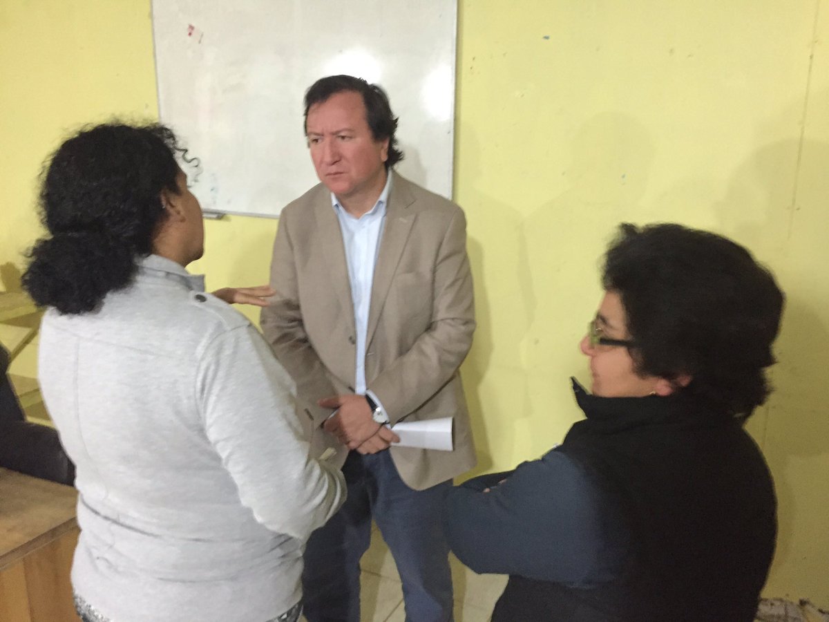 jcdiazavendano's tweet photo. Terminando la jornada de lunes con los vecinos de la San Luis Con todo el ánimo del mundo para continuar esta semana https://t.co/Ok7IZemPE3