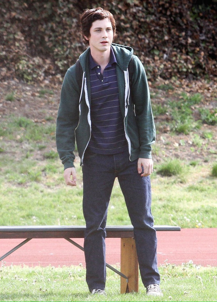 LermanUpdate's tweet photo. More of Logan Lerman on the set of SIDNEY HALL in NYC. [credits: @llermanfrance] https://t.co/Cy2BdJCZQf