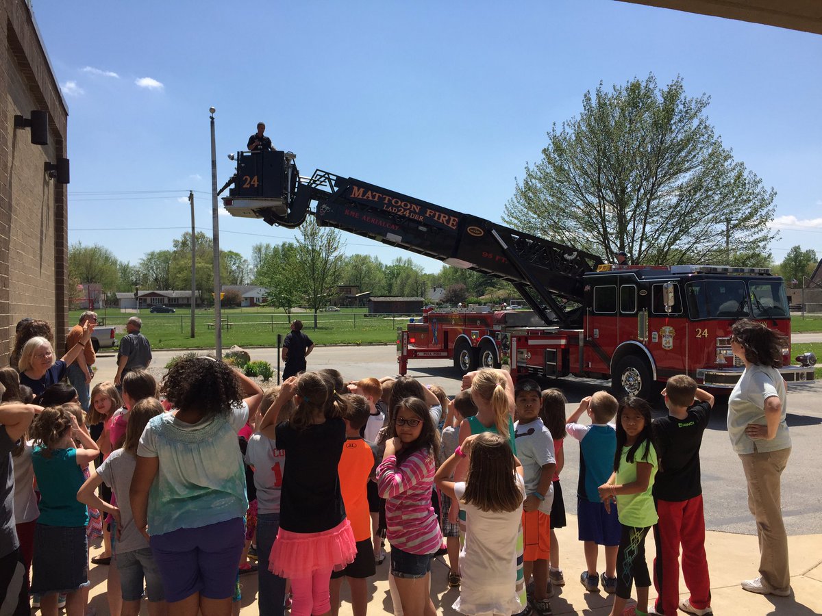 STJLS_MATTOON's tweet image. Thanks to Mattoon Fire Dept. for helping fix our flagpole and show us a few tricks of the ladder truck!