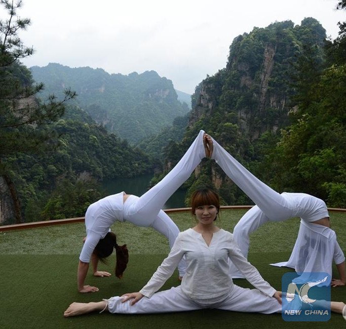 XHNews's tweet photo. Yogis perform #yoga in China's Zhangjiajie, filming location for movie "Avatar", calling for a green way of living https://t.co/MbcrAOg7LS