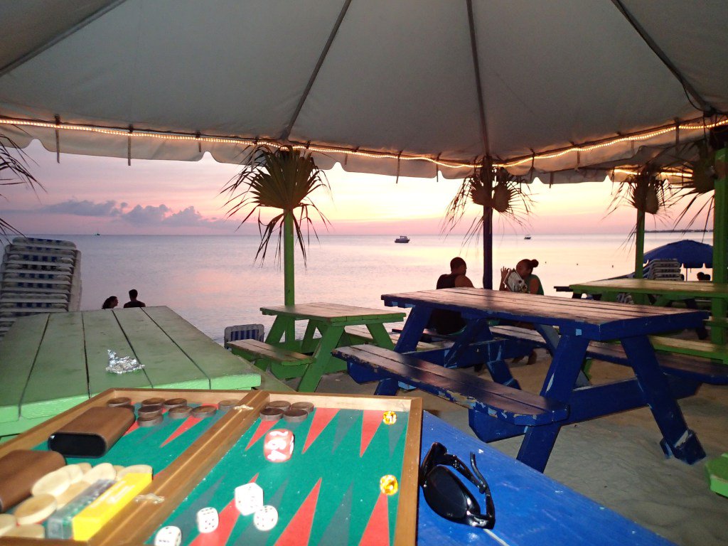 backgammon4rum's tweet image. Backgammon in Cayman backgammon4rum.com/2016/04/26/bac…