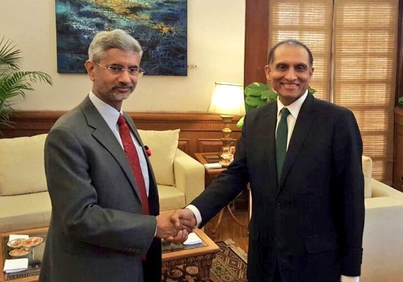 ABPNews's tweet photo. #India-#Pakistan FS meet: Terror, #Kashmir dominate talks
https://t.co/qa7Cmp26QV https://t.co/eMg7FqTDhL
