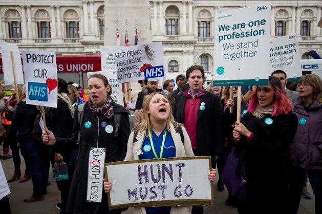HuffPostUK's tweet image. NHS incident director refuses to say today's #JuniorDoctorsStrike will risk lives: huff.to/1Qy6kVP