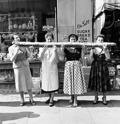 theautomatt's tweet photo. French designers model the new fleet of Australian Baguette Class #submarines. #auspol @gabriellechan https://t.co/0SV7mdtYUH