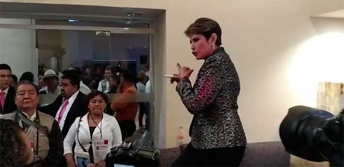 pulso_mx's tweet photo. #VIDEO #LadyOPLE: moderadora discute con reporteros en debate de Veracruz https://t.co/l95L2kM4fb https://t.co/A7MMoJdSav