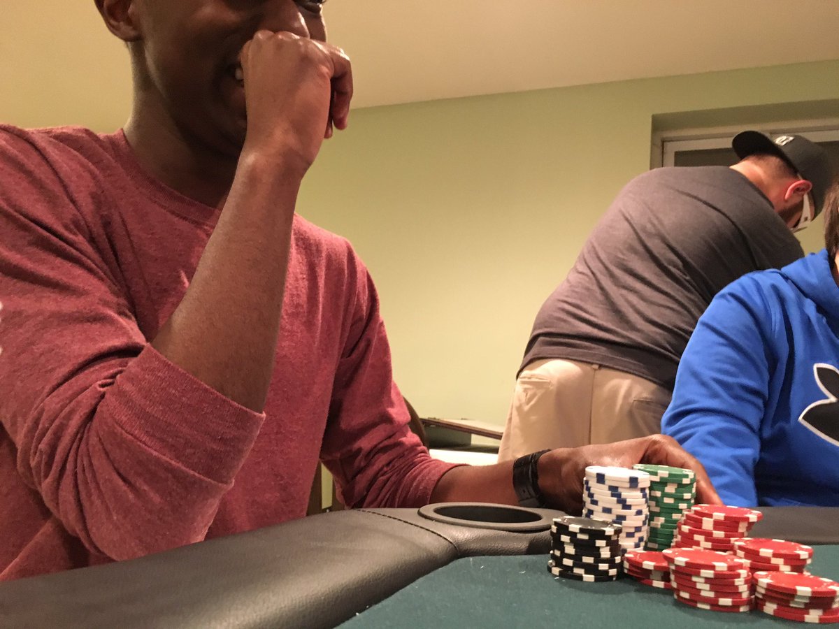 KOSDFF's tweet photo. Bets a full house the same as 8 high. And he's winning. https://t.co/UayytIb2KJ