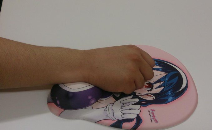 実際に使ってみた集英社のSさんの感想と写真も貰いました。
「柔らかさと大きさが良い。完璧にあゆゆ。完璧。」だそうです。
......ちょっと引きますが、それくらい良い出来らしいです!
https://t.co/OLgnlnpCgY 