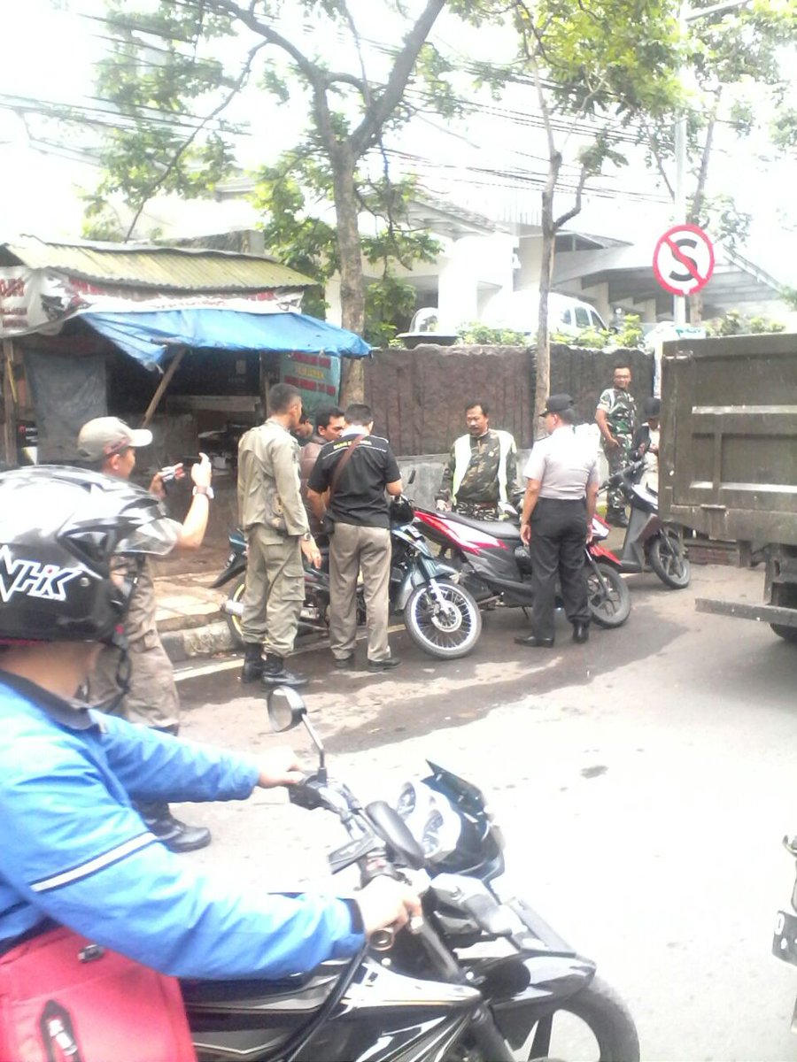 <a href="/PRFMnews/">Radio PRFM</a> <a href="/dishub_kotabdg/">Dinas Perhubungan</a>:markir seenaknya di trotoar  di jl Abdul Rahman Saleh -jl.Pajajaran ditertibkan