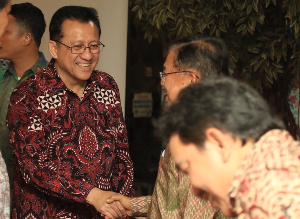Ketua DPD RI bersama Wapres <a href="/Pak_JK/">Jusuf Kalla</a> dalam acara peluncuran buku Ketua BPK RI <a href="/harryazharazis/">Harry Azhar Azis</a> di Jakarta.