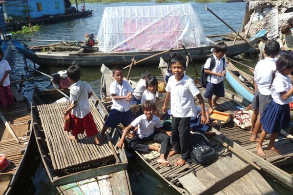 Cambodian students get floating #toilets at school and learn about #hygiene worldtoilet.org/toilets-and-hy…