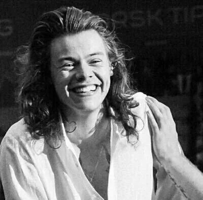 discosrry's tweet photo. Harry es una persona tan tierna y buena, se merece todo el amor del mundo 💘 #ProjectHomeHarryDay https://t.co/qD3Kuc1Cl9