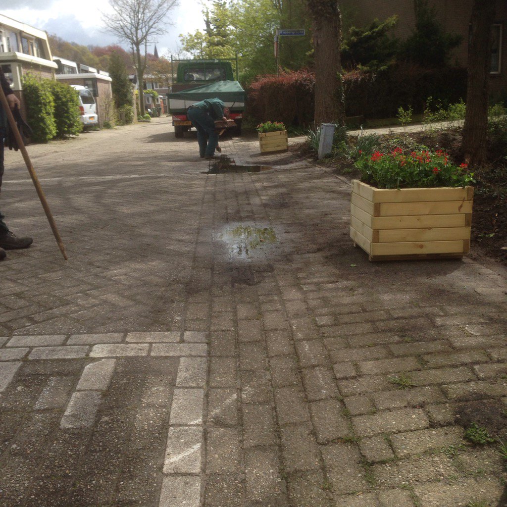Extra plantenbakken in de wijk <a href="/RhoonNoord/">Rhoon-Noord</a>  met dank aan @BuurtnetwerkRN