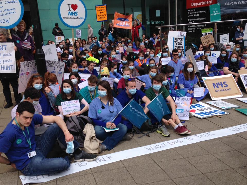 willhquick's tweet image. Amazing turnout at the #BRI picket for the #JuniorDoctorsStrike + loads of support from the public despite the press