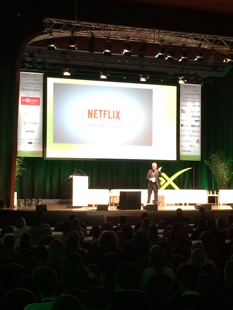 Unser Keynote-Speaker <a href="/zoja_sagt/">Zoja Paskaljevic</a> live on Stage! #tactixx #tactixx2016 #affiliate #display