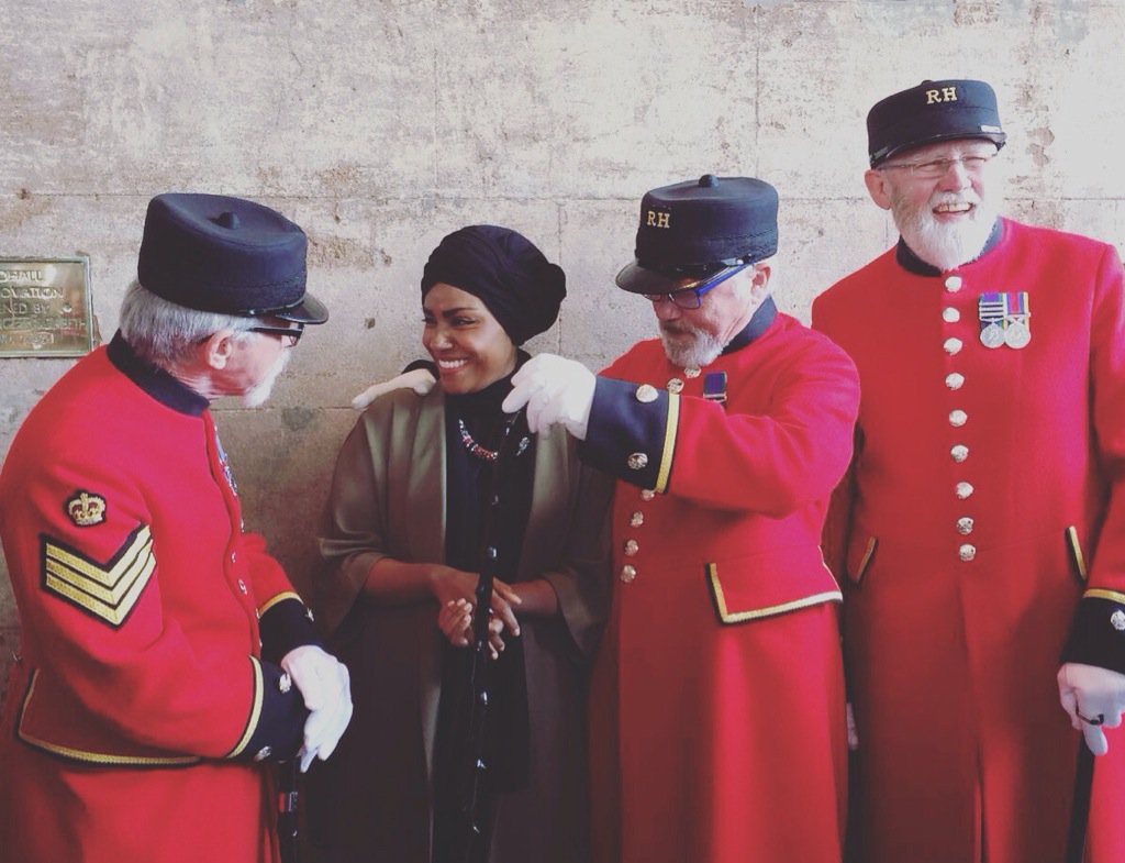 RHChelsea's tweet photo. Lovely photo last week w/ @BegumNadiya from #GBBO. She had just presented The Queen with her special birthday cake! https://t.co/o6vnbaMvuS