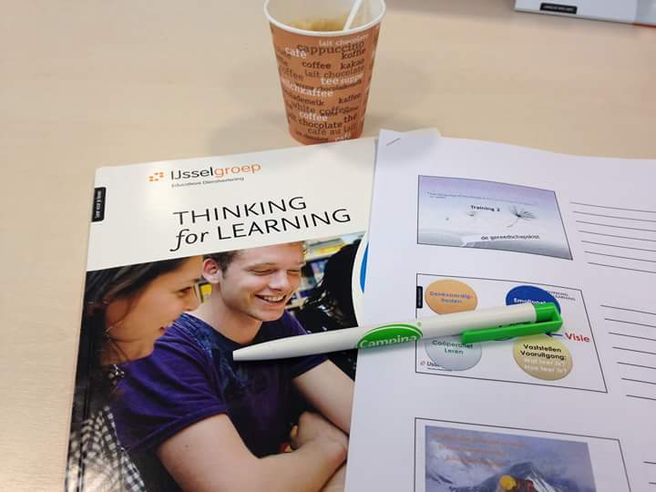 De kinderen genieten van hun meivakantie, maar de meesters en juffen zitten zelf in de schoolbanken!