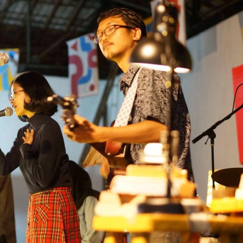 AmorfatiProject's tweet photo. Adalah @dickimahardika, gitaris band @olski_ yang dalam satu kesempatan mengenakan kemeja dari @AmorfatiProject https://t.co/Nu4c0eJkqG
