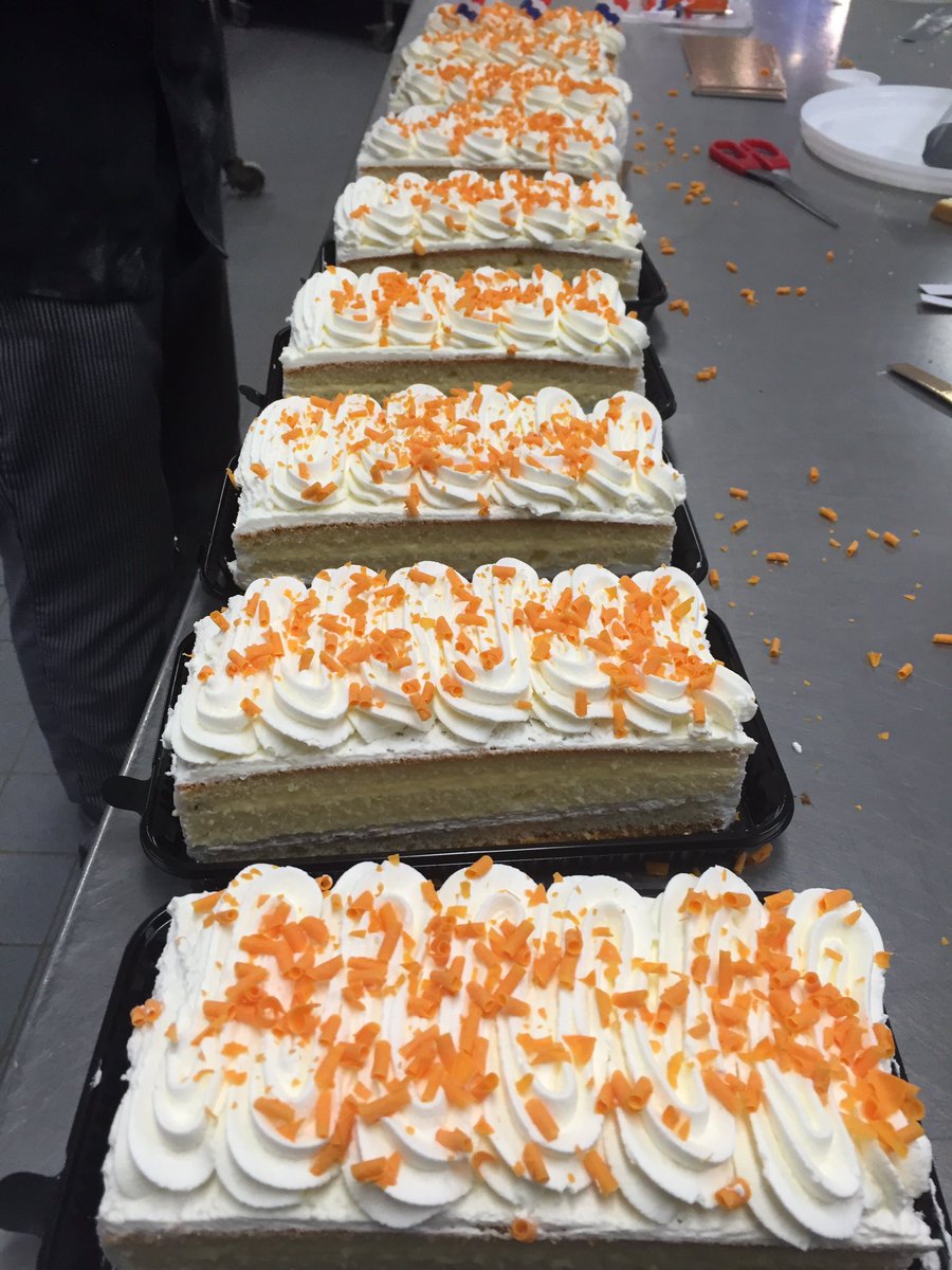 We zijn begonnen aan de oranje marathon. #koningsdag ook morgen geopend van 8.00 - 13.00u vers brood en gebak