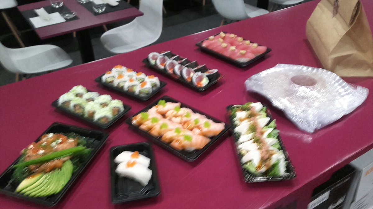 EkiSushiElche's tweet photo. Y si hoy te apetece comer #sushi en la oficina... ¡cuenta con nosotros! #takeaway 966 22 22 00 https://t.co/fnKfMppbb6
