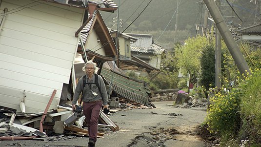 yurikageyama's tweet photo. Our .@AP Photographer Shizuo in action in Kyushu covering the quake _ captured in a Photo Thanks for your hard work https://t.co/NAqlbI9c5S