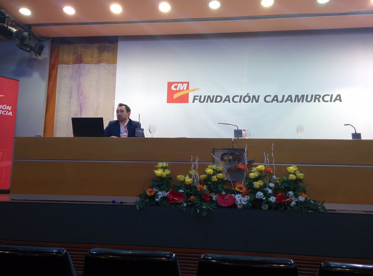 EUMU_30's tweet photo. Asistiendo a una charla de jóvenes emprendedores en Murcia con @ArchenaRunsToEU 👏😊 @euroscola2016 https://t.co/wvPLSflIyG
