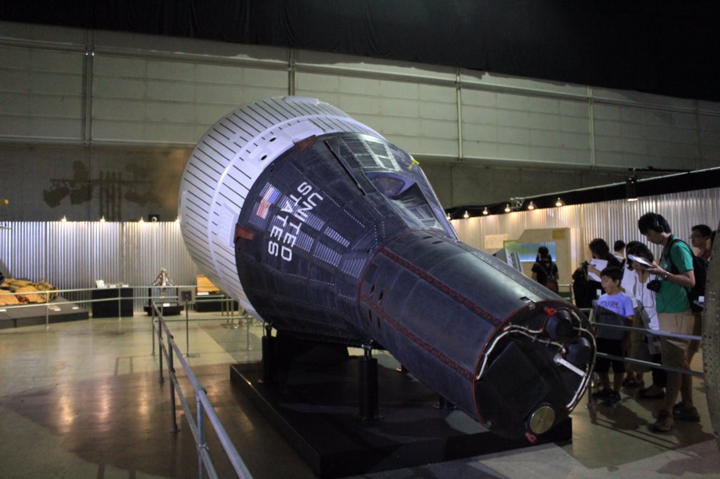 航空宇宙図鑑 ジェミニ宇宙船 マクドネル社が開発した宇宙船 先代のマーキュリーと違い軌道変更能力があり これはランデブーやドッキングに必要なものであり将来のアポロ計画に向けての能力拡大であった 二人乗りでランデブーや 宇宙遊泳などが行われた 航空宇宙図鑑 ジェミニ宇宙船 マクドネル社が開発した宇宙船 先代のマーキュリーと違い軌道変更能力があり これはランデブーやドッキングに必要なものであり将来のアポロ計画に向けての能力拡大であった 二人乗りでランデブーや 宇宙遊泳などが行われた