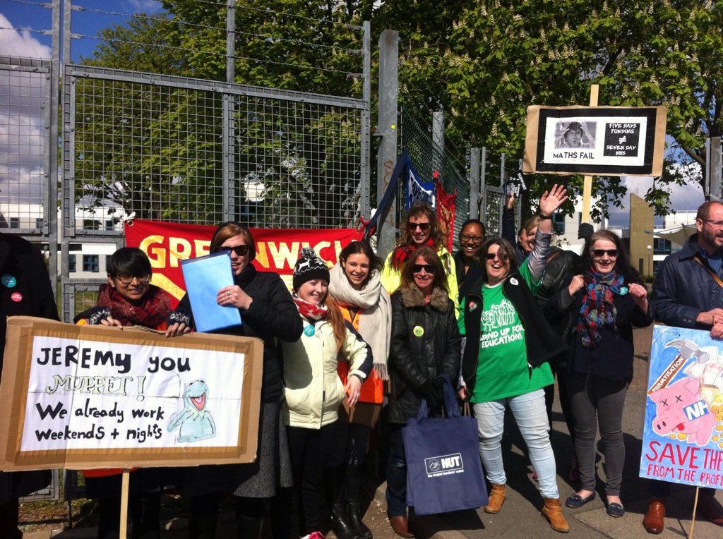 JohnRoanResists's tweet image. Parents and striking teachers from John Roan join the picket line at Queen Elizabeth Hospital. #JuniorDoctorsStrike
