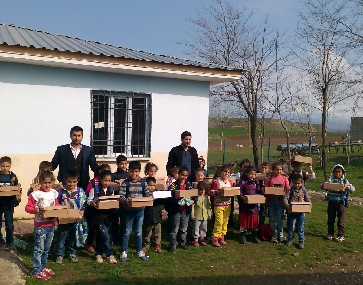 insan_int's tweet photo. Siirt Kurtalan'daki Akdem İlkokulu'na ayakkabılar ulaşmış! Teşekkürlerimizle... #insan #iletişim #birciftmutluluk https://t.co/opimgKeIyy