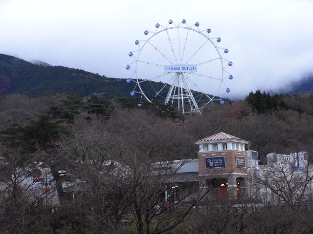 おざわ隊長 En Twitter 御殿場アウトレットの観覧車 遠くからでも分かるアウトレットの観覧車 これは元遊園地の跡地の名残りです この 観覧車 行き方が非常に分かりづらくほとんどの人がたどり着く事ができない幻の観覧車となっております 珍スポット 静岡