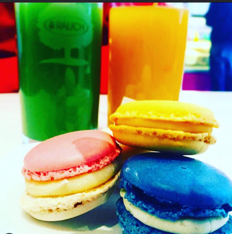 Una pausa colorata nella nostra pasticceria 💚💙❤️💜💛 #colori #pasticceria #macarons <a href="/ampitweet/">AMPI</a>
