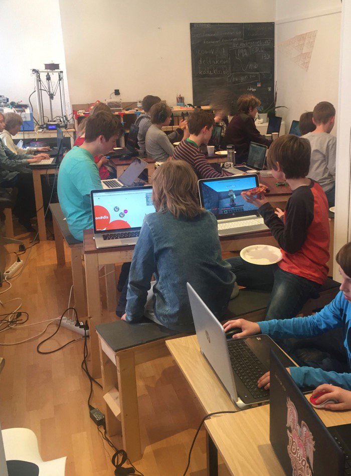 kodegenet's tweet photo. Fullt hus og høyt aktivitetsnivå på Kodegenets Spill- og Pizzakveld i går :) @Kodeklubben @kidsakoder https://t.co/6YXsnS2PoC