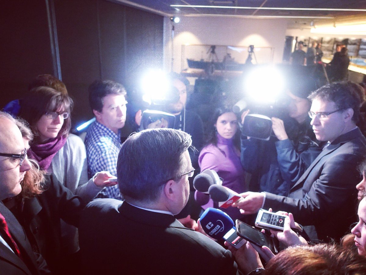 contantc's tweet image. Mon travail. My job. Le maire de Montréal dans un scrum. #Montréal #deniscoderre @AGagnonTVA #journalistes