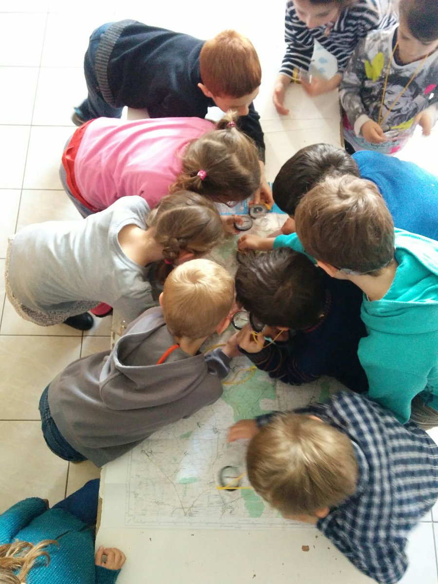 ClassedeGSCP's tweet image. On cherche à s&apos;orienter. Une carte et une boussole pour se préparer pour la rencontre @USEP_54.