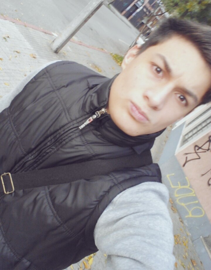 BrTapiaa18's tweet photo. De frente contra el frío, arrancar y estudiar.. ❄📚📑 #Frio #MañanitaDeMdeo #Vpee https://t.co/HBN5ALdbfp