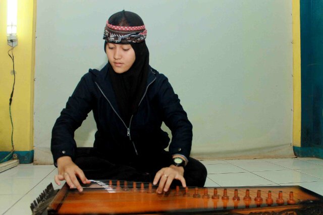 Yuli_Mulyati's tweet photo. Sampurasun. Wilujeng Wengi Kasadayana. #Kacapi #Budaya_Sunda @GSIJabar https://t.co/fIrJXn0HNH