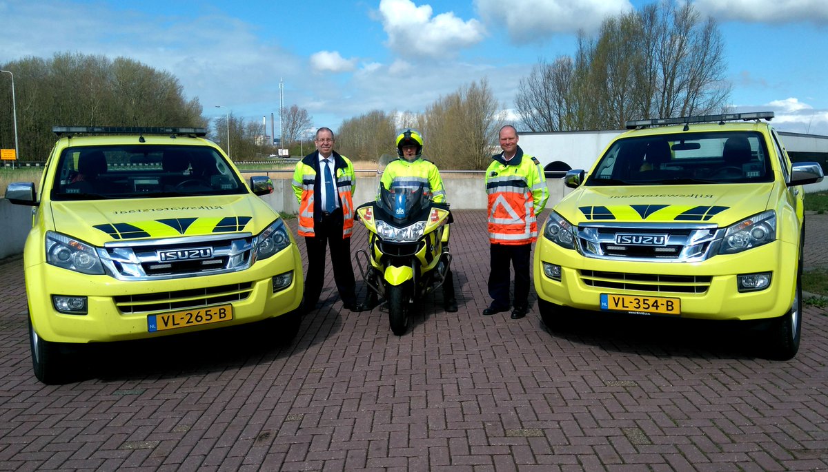 Collega’s @WIS_Bert @WIS_Stefan @WIS_SimonRWS tweeten vanaf vrijdag 21u over hun werk en hinder rond #Velsertunnel.