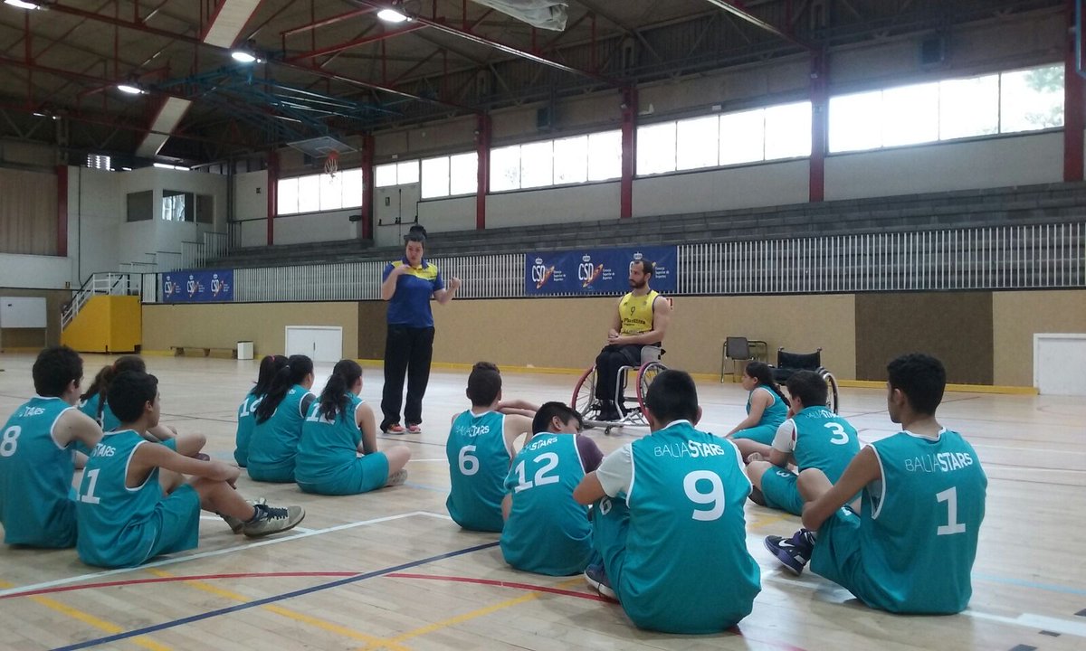 FMahouSanMiguel's tweet photo. Alejandro Zarzuela y Vicky Pérez con los jóvenes de #Crecemosenequipo @FUNDACIONDEPJOV @fundacionBalia https://t.co/pboJi7coRV