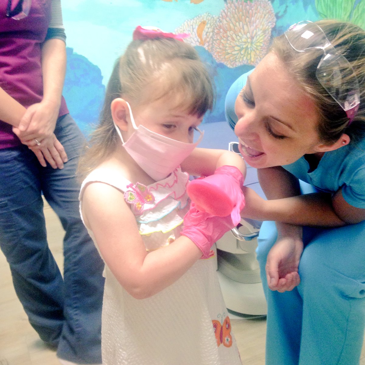 Bmpmagicdocs's tweet image. Audrey, age 3, checking Asst. Chelsea's teeth and big brother Douglas, age 7 #futuredentist #welovehelpers #playtime
