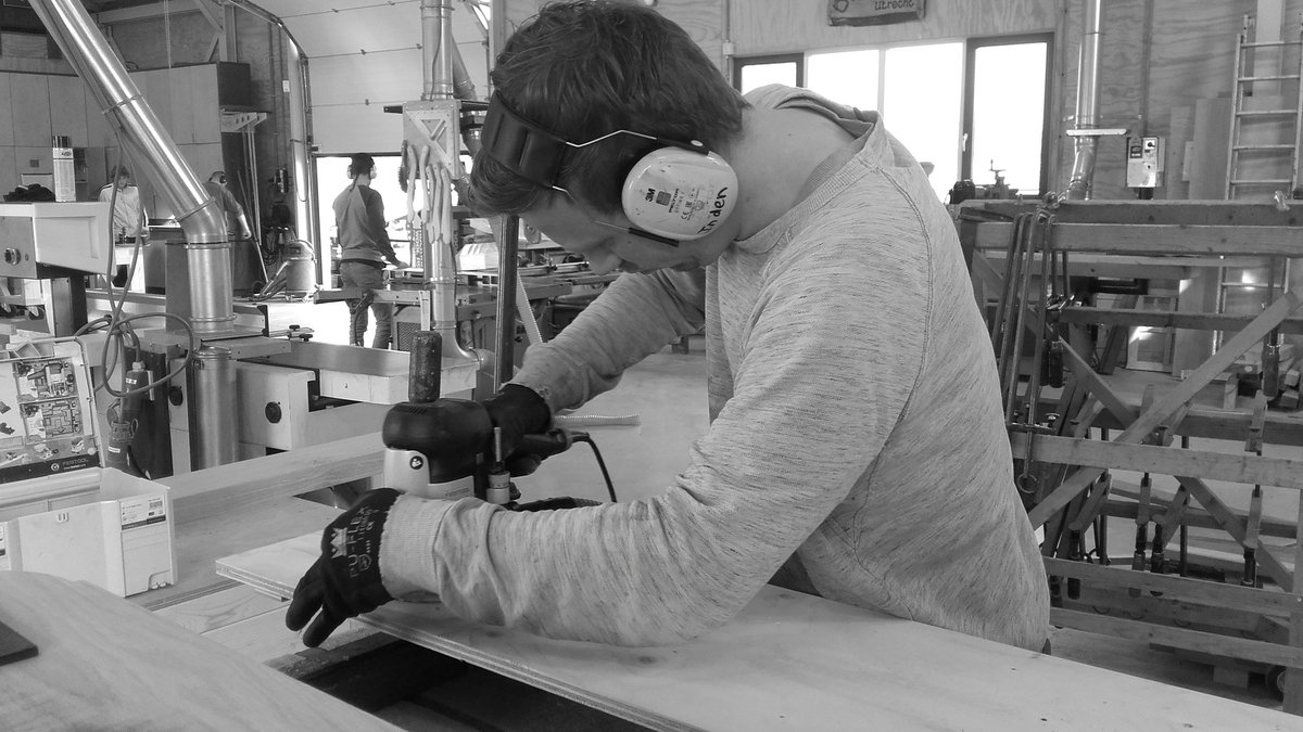 Onze leerling meubelmaker #Bouwloods bezig met de bovenfrees.