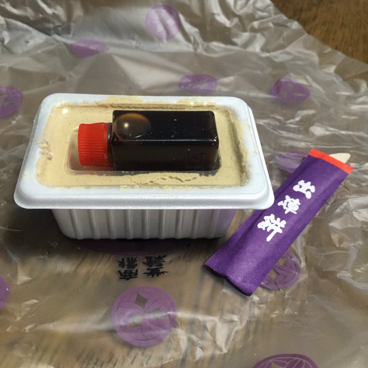 ট ইট র しお きなごろも的なお菓子貰ったよ ๑ ڡ ๑ きなごろもは黒蜜ついてないけど 全国的には信玄餅的なお菓子って言ったらいいのかな 出陣餅 きなごろも 信玄餅 T Co Sno6gamaw6